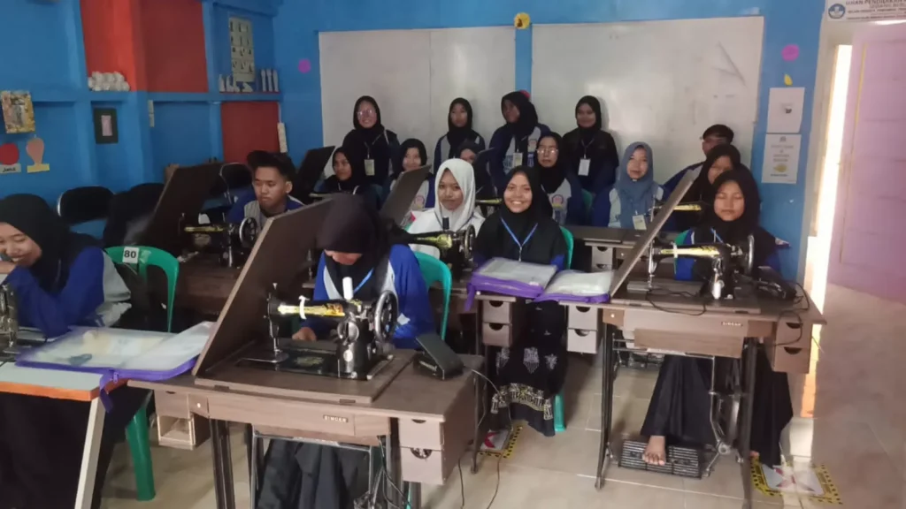 Pendampingan Santri Melalui Pelatihan Menjahit di Pondok Pesantren Miftahul Ulum Banyuputih Kidul
